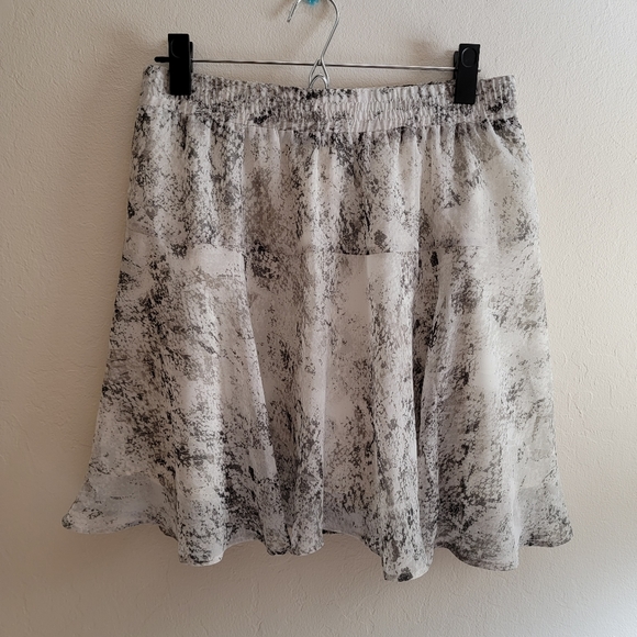 NWT Banana Republic Flare Flowy Snake Skin Gray Mini Skirt Size 6 - Picture 4 of 4